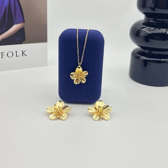 Elegant Gold Floral Jewelry Set - Picture 2 of 6